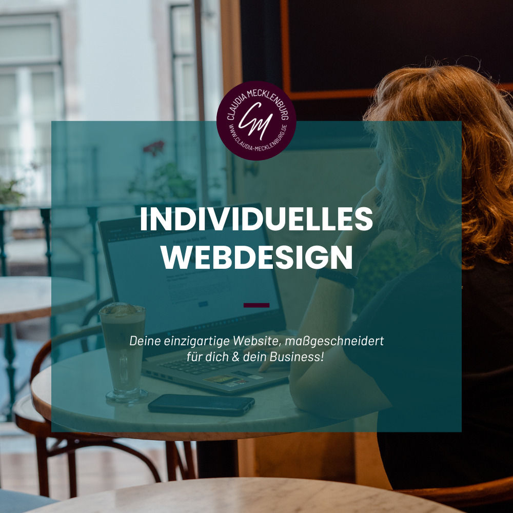 Ein Foto von Claudia Mecklenburg, die vor ihrem Laptop sitzt. Darüber ein türkises Overlay mit dem Text "Individuelles Webdesign"