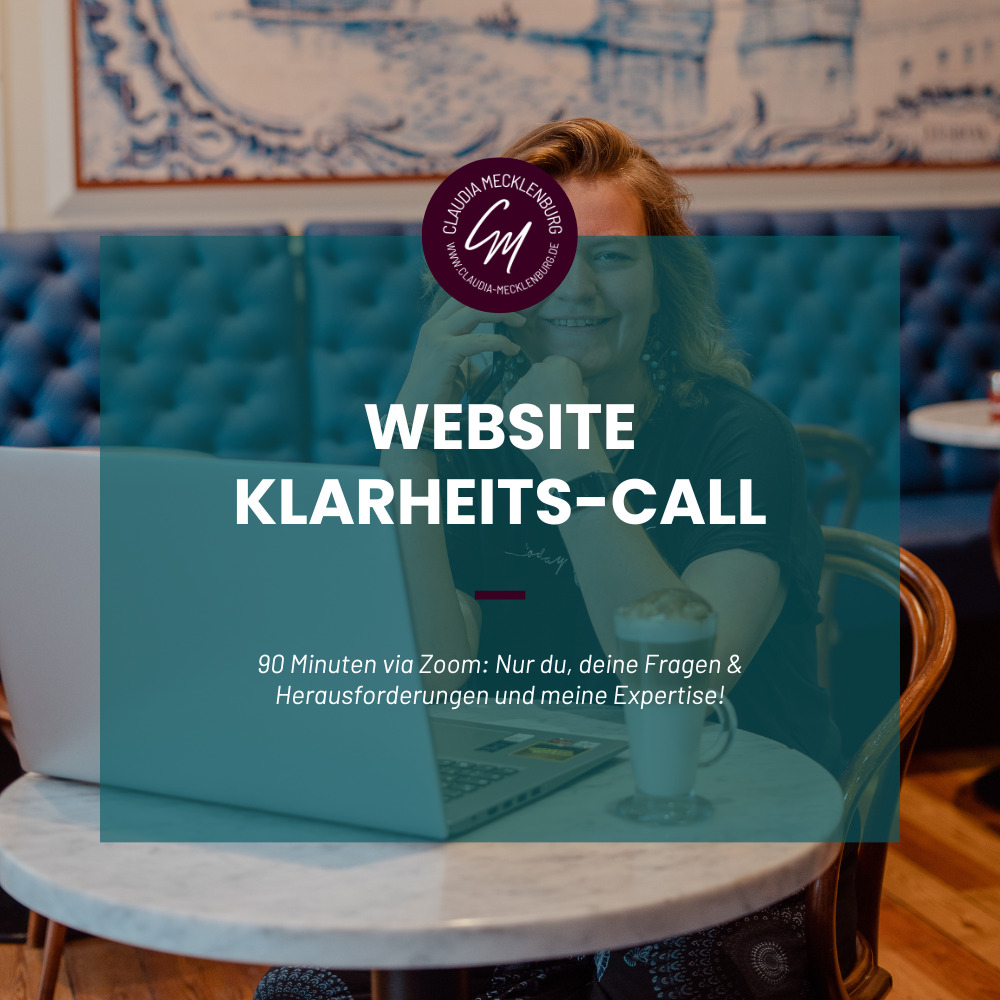 Im Hintergrund ein Foto von Claudia Mecklenburg, die vor ihrem Laptop sitzt und telefoniert. Darüber ein türkises Overlay mit dem Titel "Website Klarheits-Call"