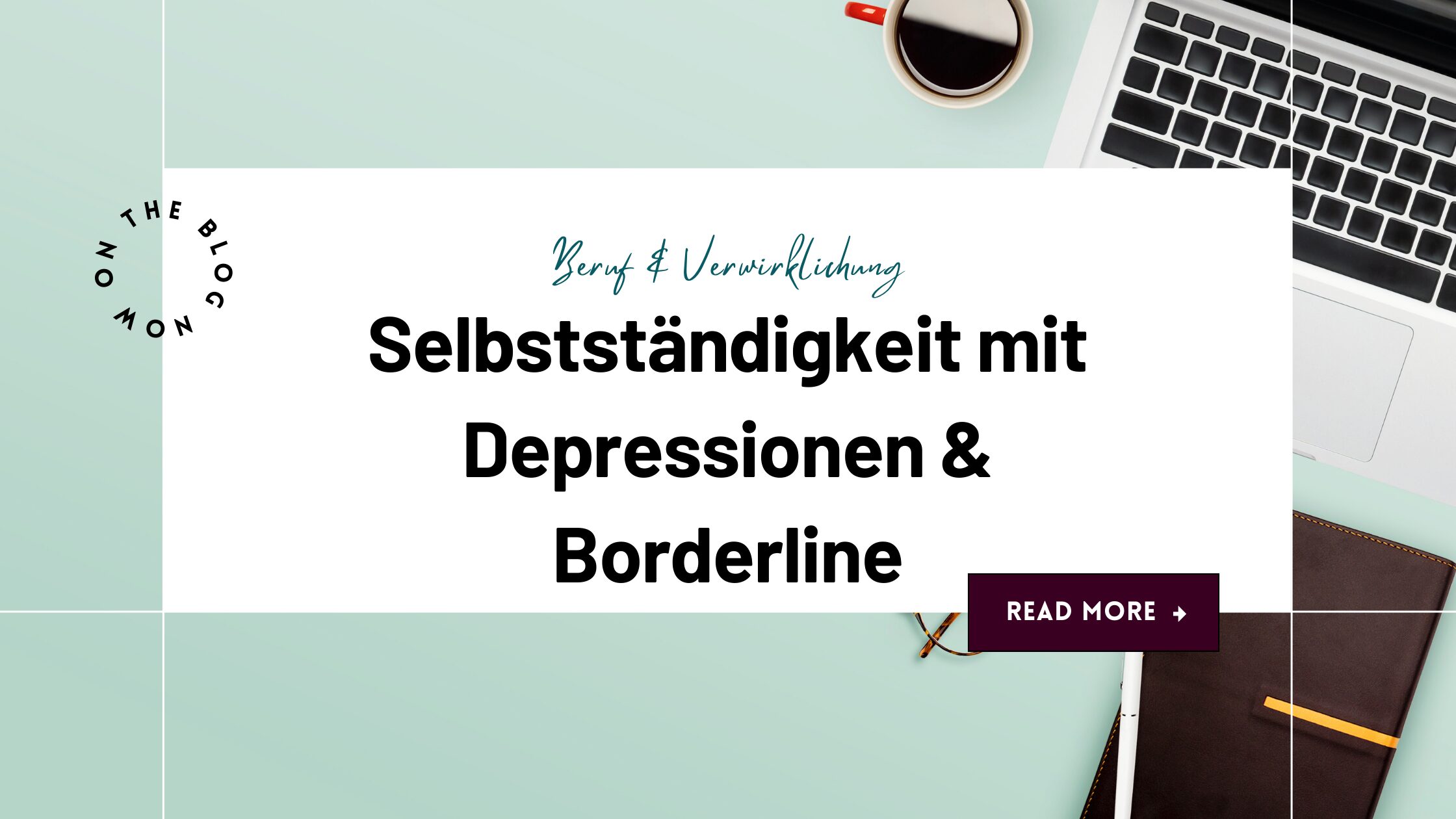 Der Titel des Artikels "Selbstständig mit Depressionen & Borderline" auf weißem Rechteck. Im Hintergrund ist ein hellblauer Schreibtisch mit einem Laptop, einem Notizbuch und einer Kaffeetasse zu sehen.